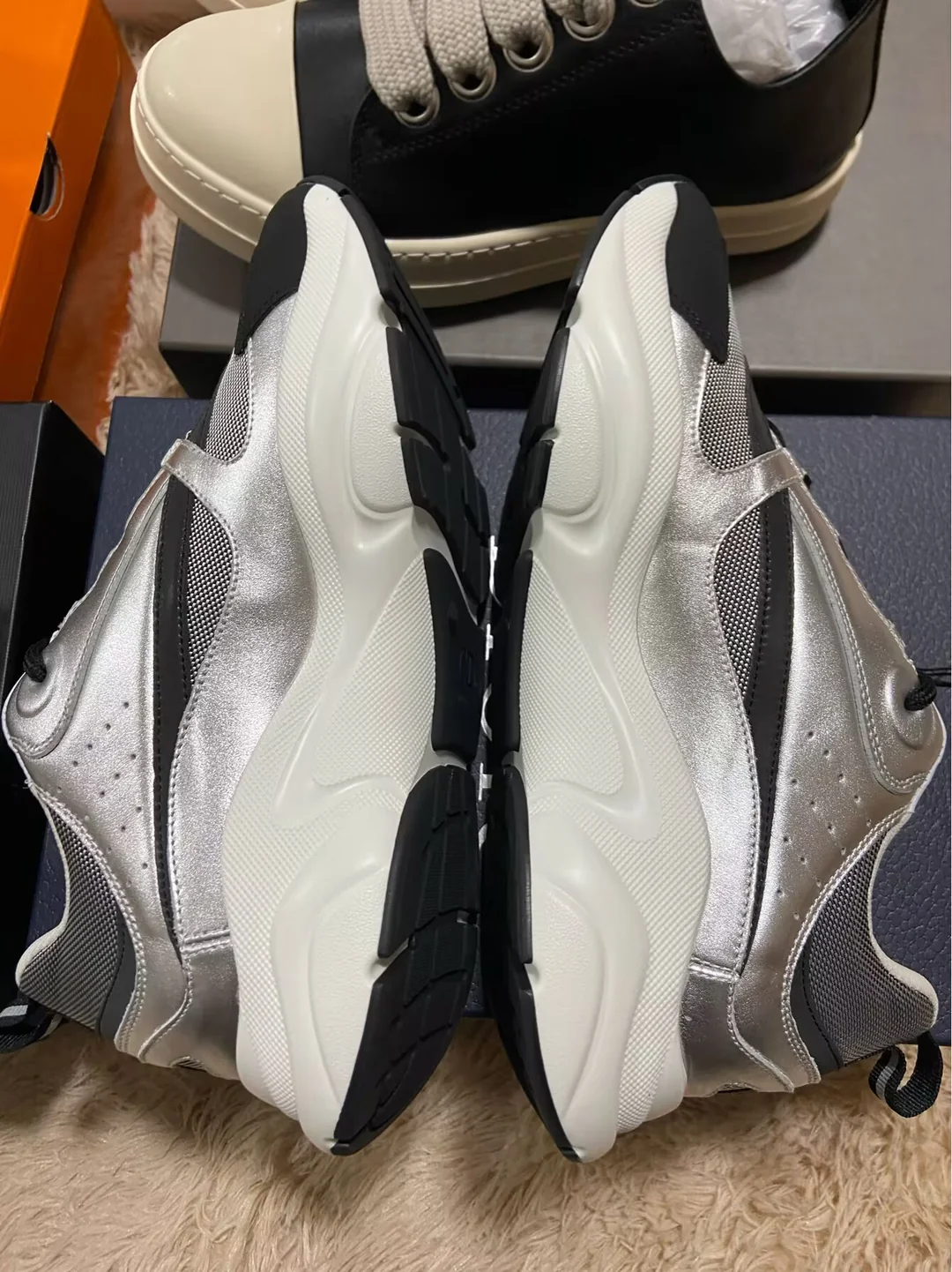 Grey B22-style sneakers, heel and sole view — Fishgoo Spreadsheet buyer share